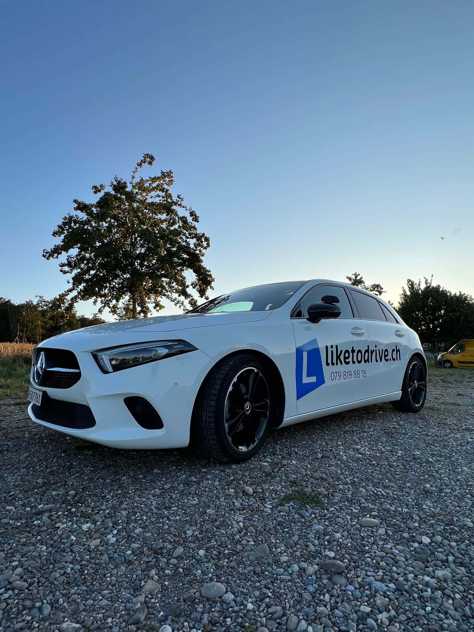 liketodrive Mercedes-Benz A-Klasse bei Sonnenuntergang