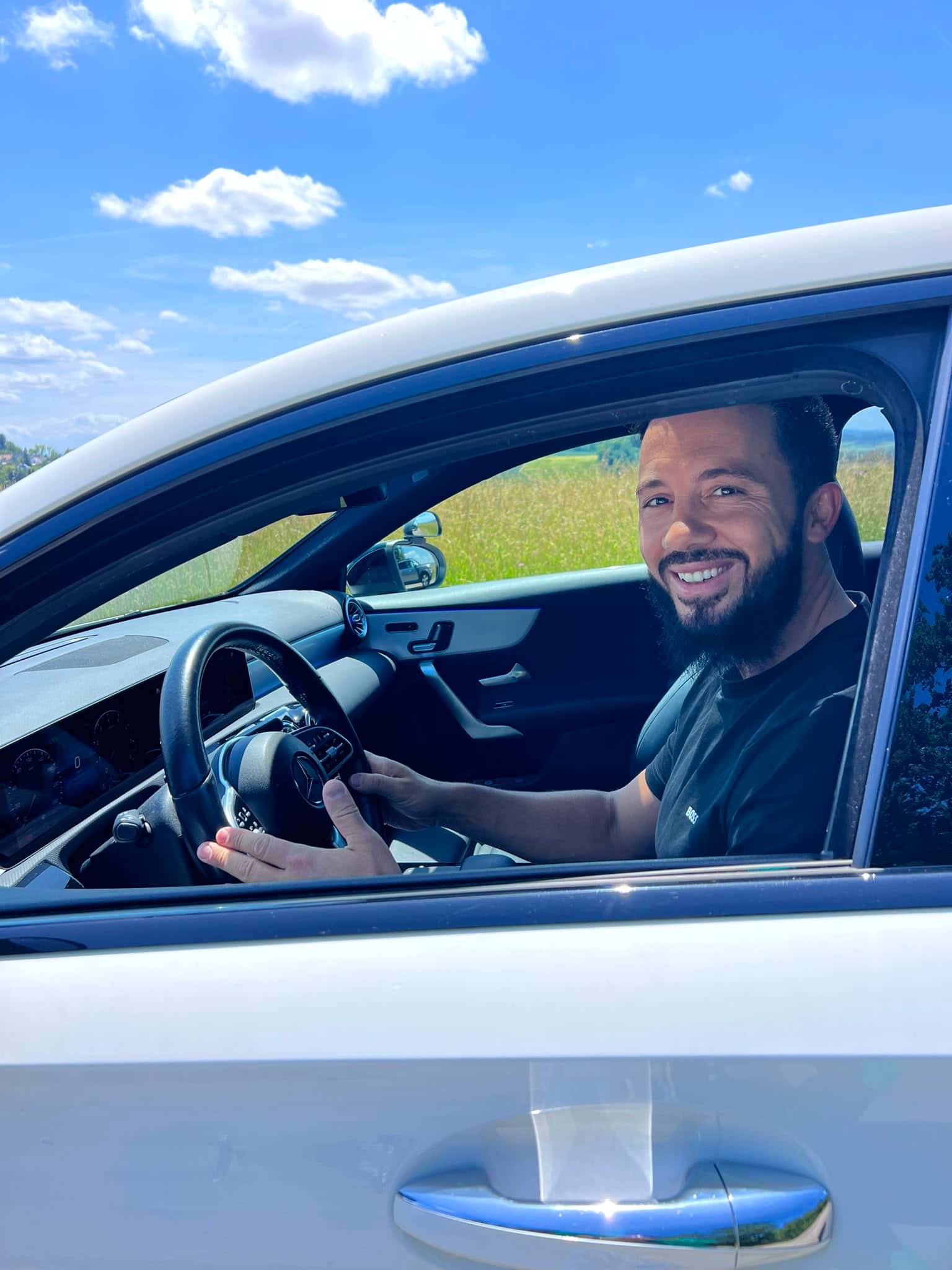 Samir Ezzarti mit dem liketodrive Fahrzeug